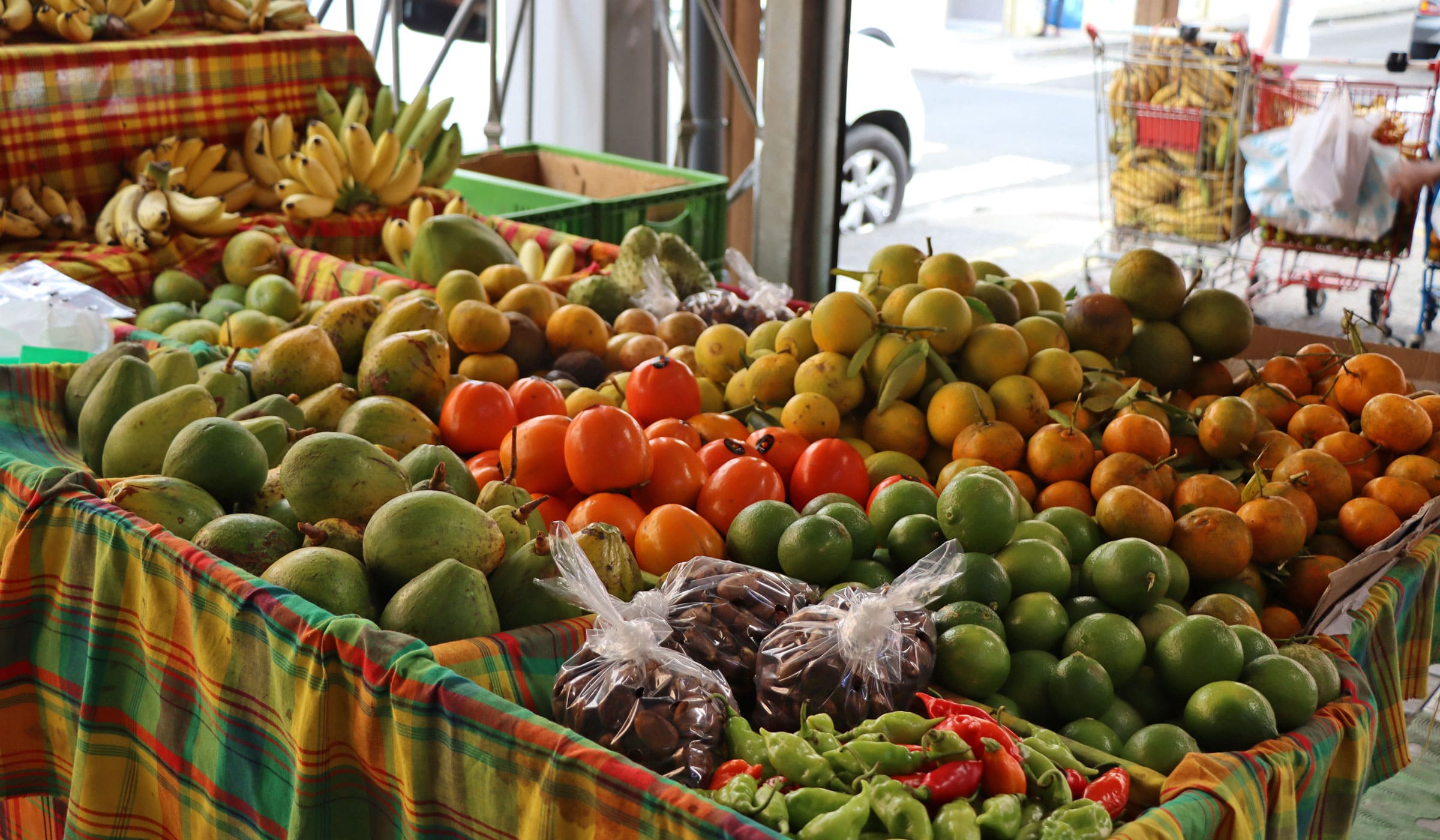 Fruits et légumes en vente au marché des fruits et légumes à Fort-de-France