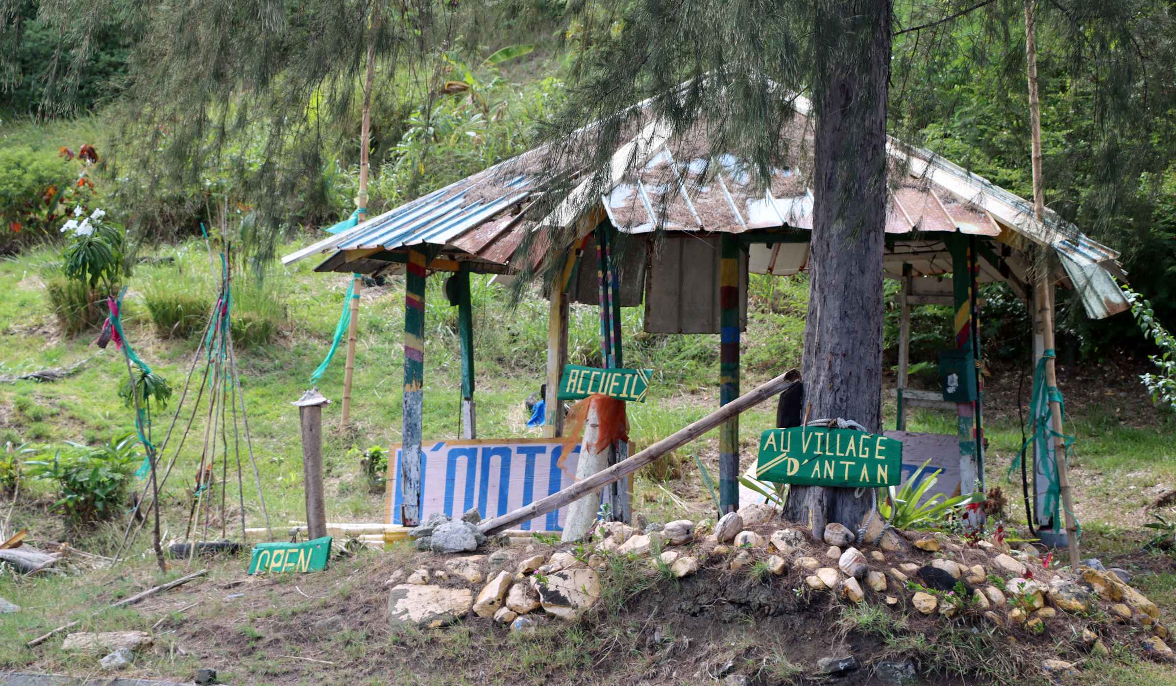 Carbet devant l'entrée du Village d'Antan