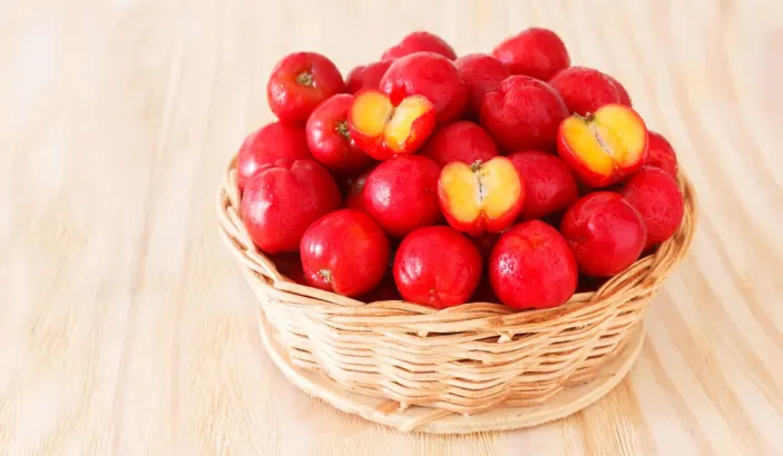 Cerises acerola dans un panier