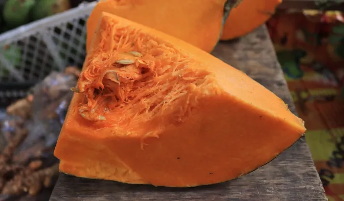 Morceaux de giraumon en vente au marché de Fort-de-France