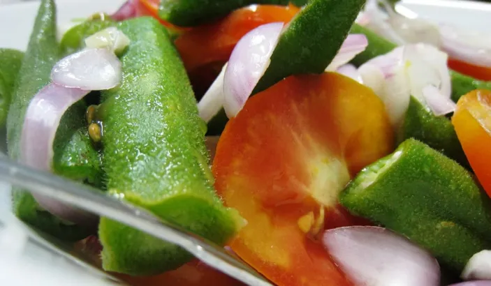 Salad with okras and tomatoes