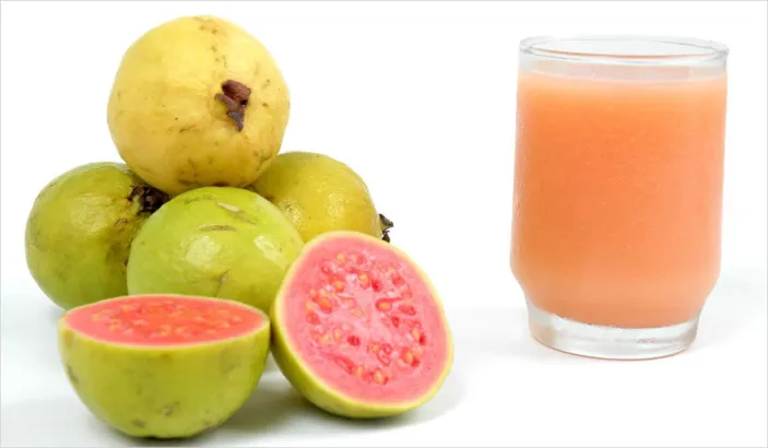 Goyaves coupées en deux et jus de goyave