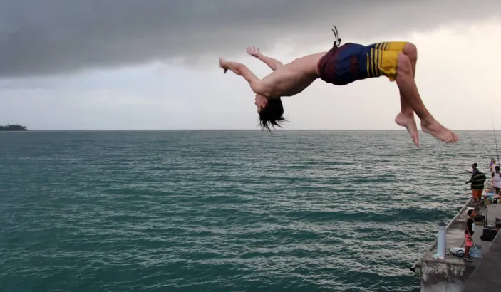 Saut depuis le quai de l'Anse Diamant