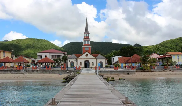 Plage des Anses d'Arlet avec le pont aligné avec l'église de la commune