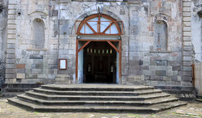 Entrée de l'église du Mouillage