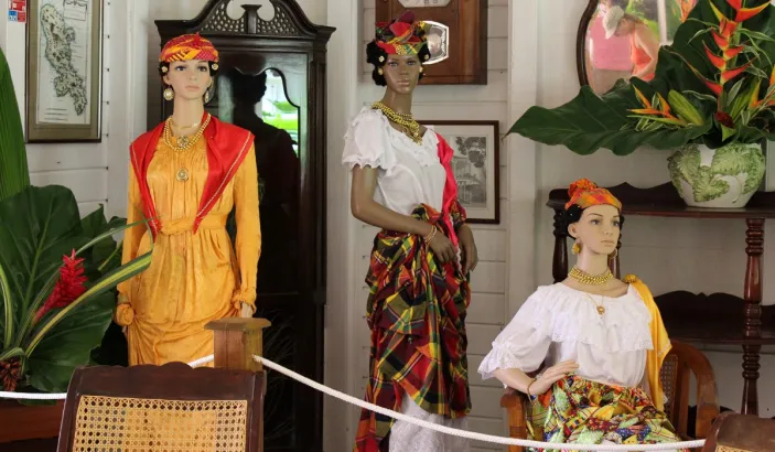Mannequins avec tenues traditionnelles à la maison du Jardin de Balata