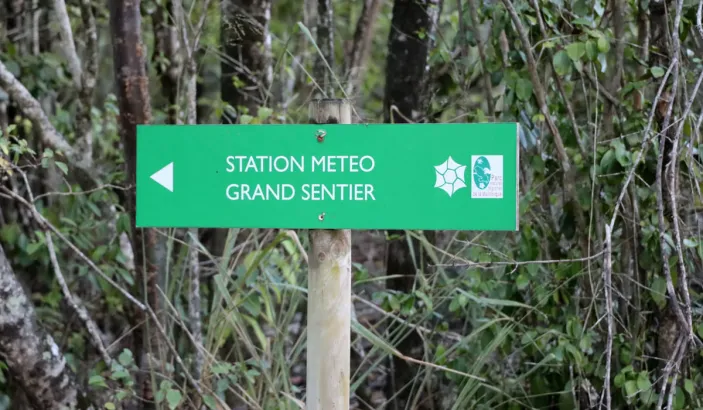 Panneau indiquant le départ de la randonnée longue Grand Sentier