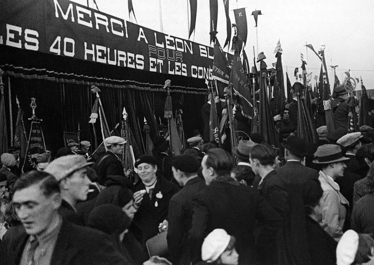 Salariés célébrant des mesures sociales