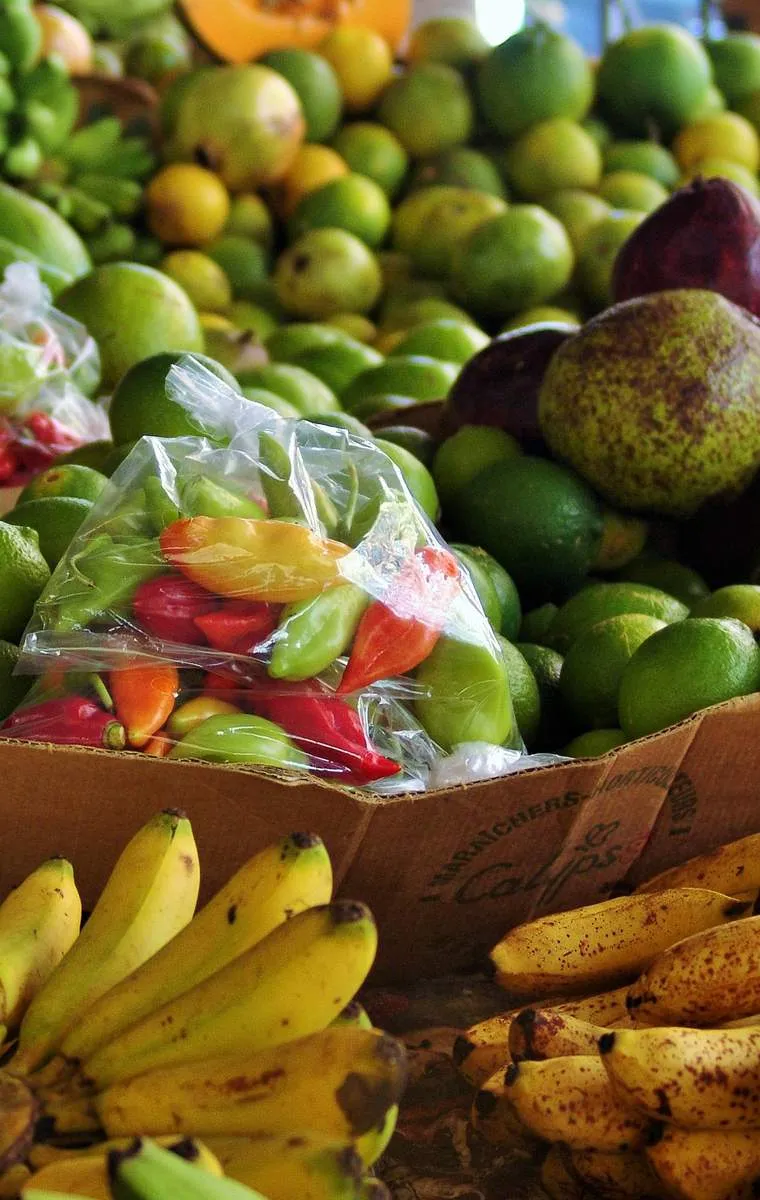 Fruits et legumes en vente au marché de Fort-de-France