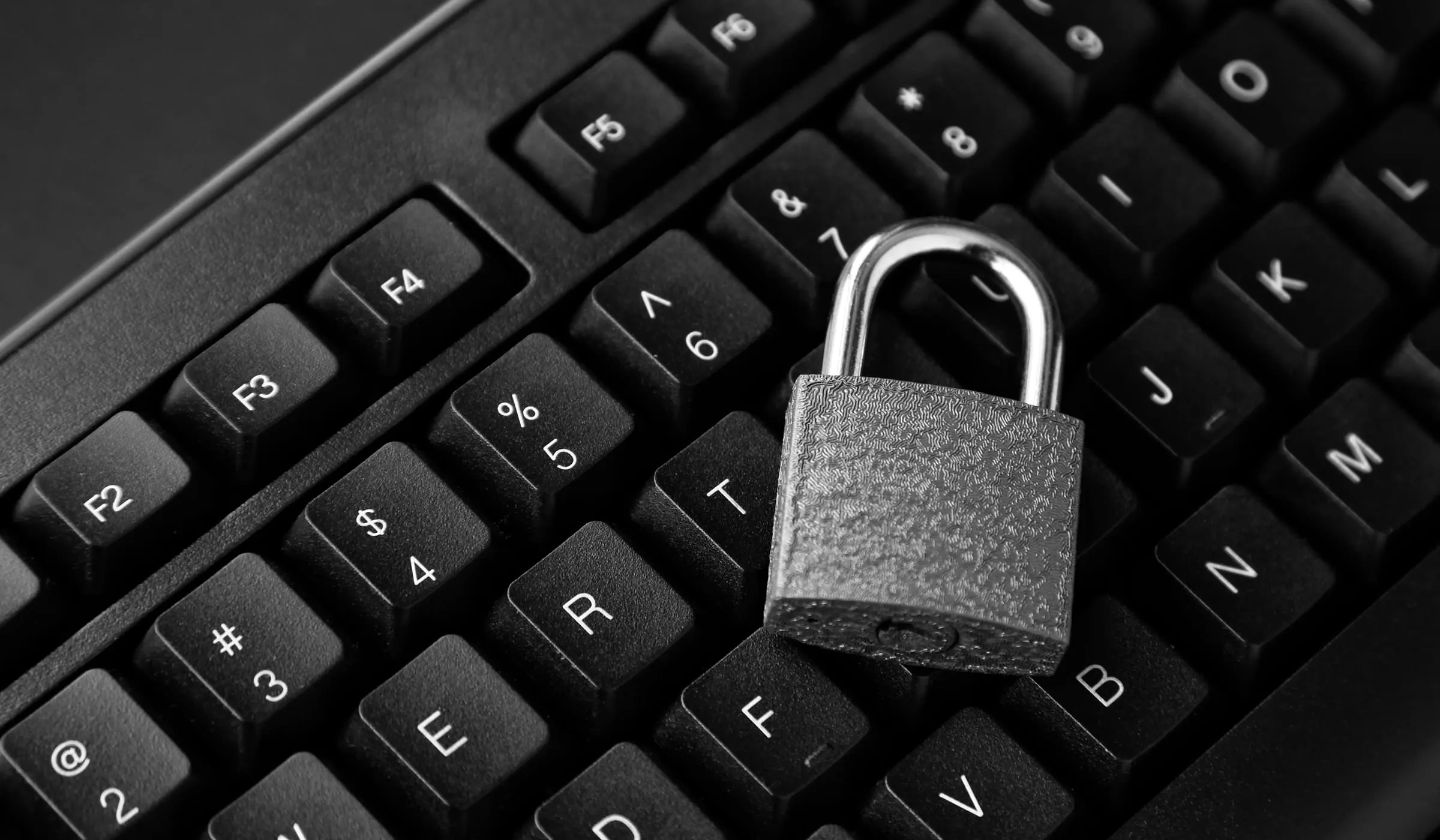Clavier d'ordinateur avec un cadenas posé sur les touches