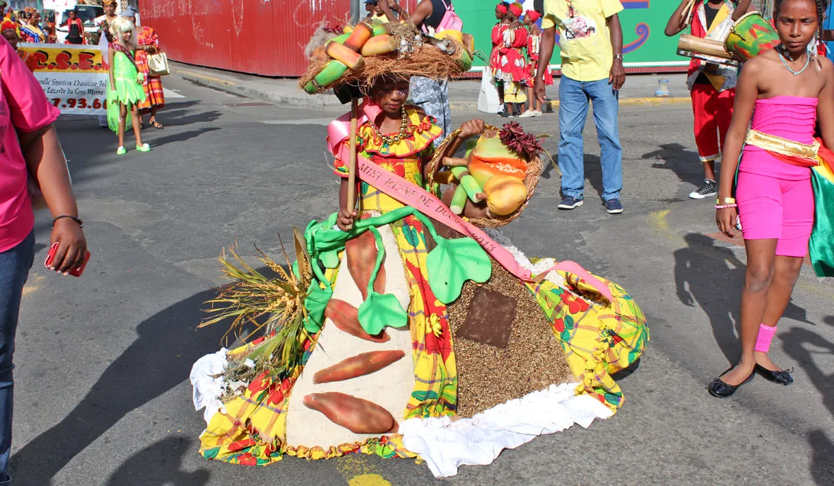 Mini-Reine lors de la parade du samedi