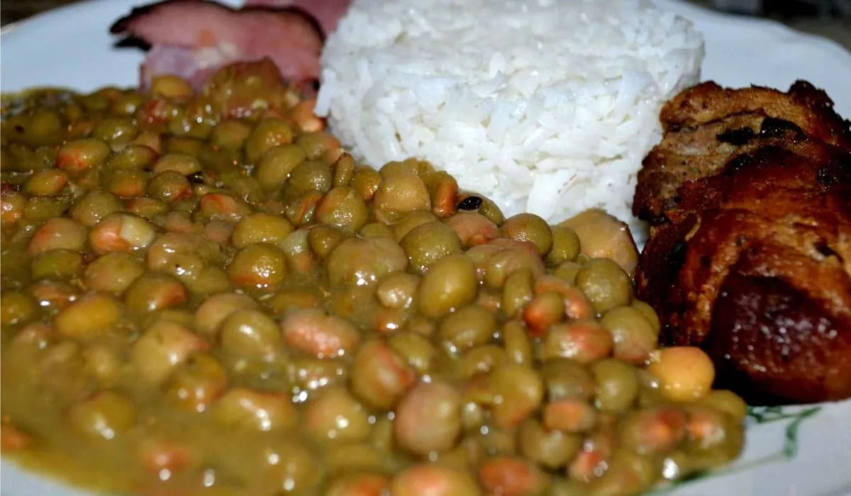 Christmas meal with pigeon peas and pork stew